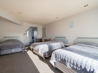 The Village Inn Te Anau triple bedroom
